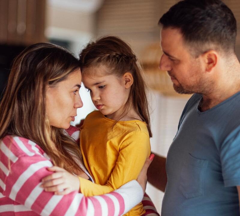 Padres separados ayudando a sus hijos a mantener la calma y seguridad