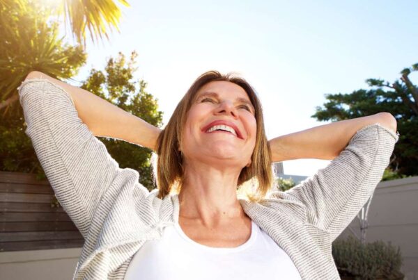 Adulto mayor disfrutando la vida después de la jubilación al aire libre
