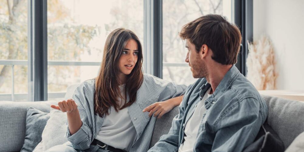 Pareja conversando sobre ITS en la relación