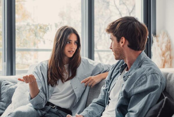 Pareja conversando sobre ITS en la relación