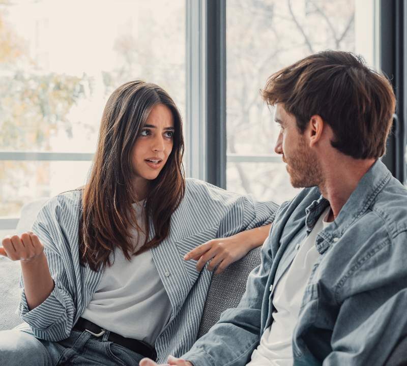 Pareja conversando sobre ITS en la relación