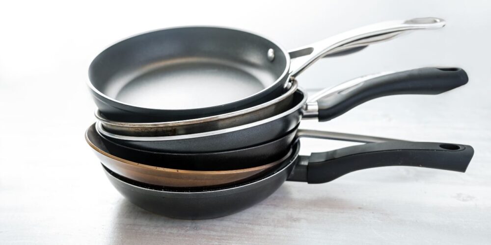 distintos tipos de sartenes en una cocina moderna