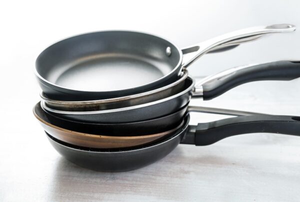 distintos tipos de sartenes en una cocina moderna