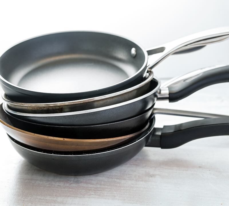 distintos tipos de sartenes en una cocina moderna