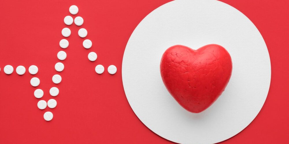 Ilustración de edulcorantes y corazón humano en salud cardiovascular