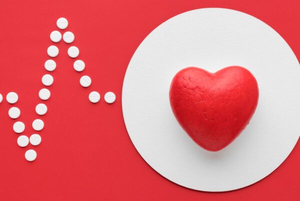 Ilustración de edulcorantes y corazón humano en salud cardiovascular