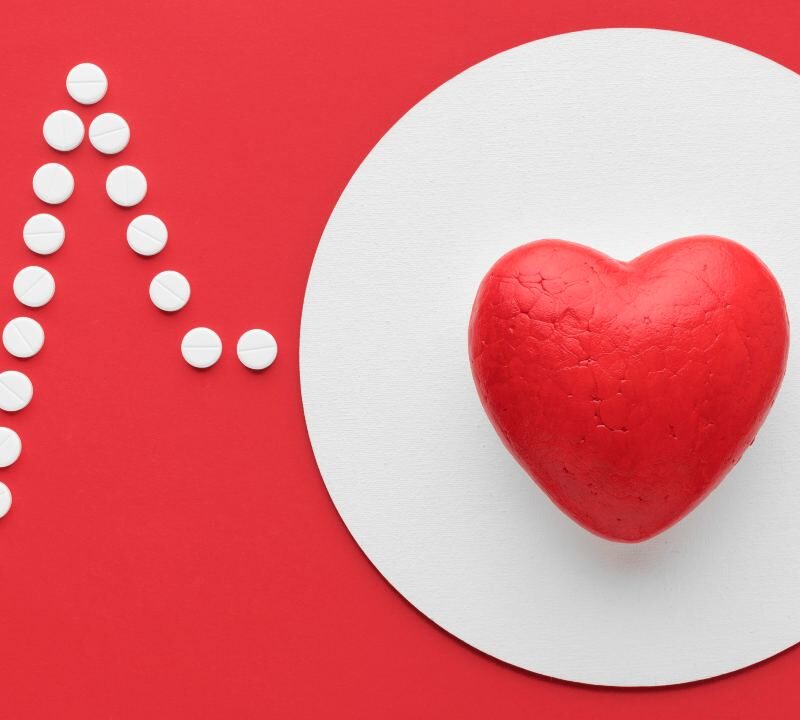 Ilustración de edulcorantes y corazón humano en salud cardiovascular