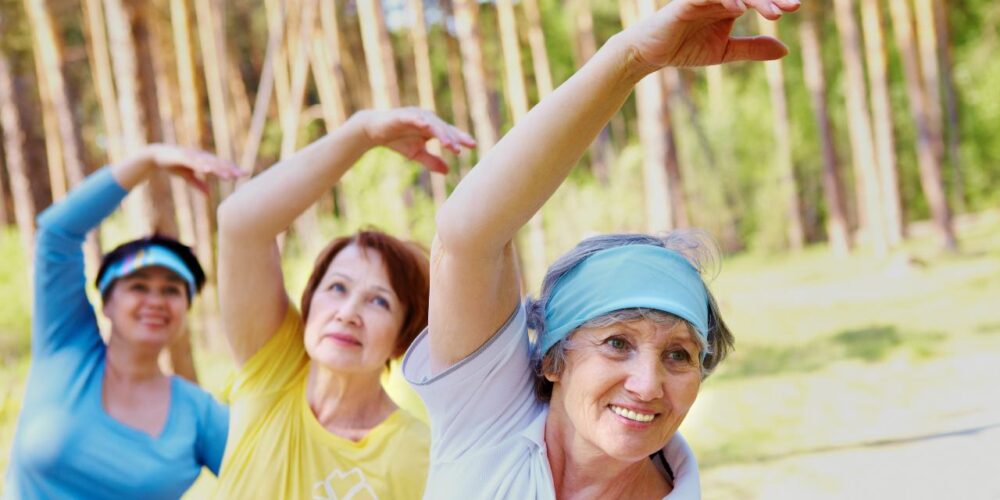 Mujer adulta mayor sonriente practicando hábitos saludables como parte de la prevención del Alzheimer.