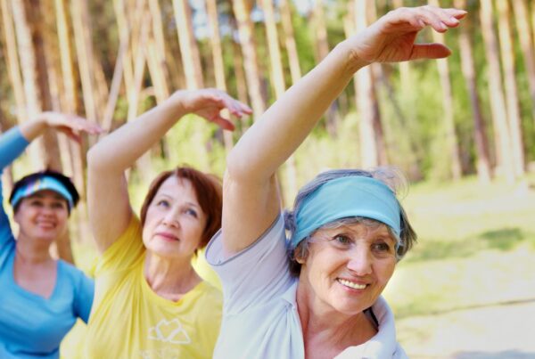 Mujer adulta mayor sonriente practicando hábitos saludables como parte de la prevención del Alzheimer.