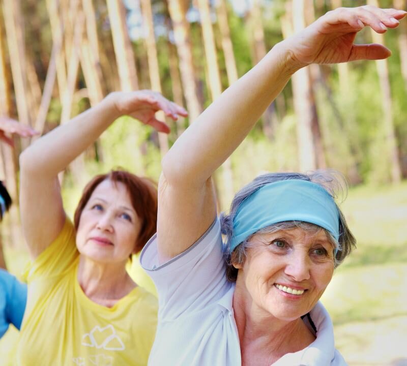 Mujer adulta mayor sonriente practicando hábitos saludables como parte de la prevención del Alzheimer.