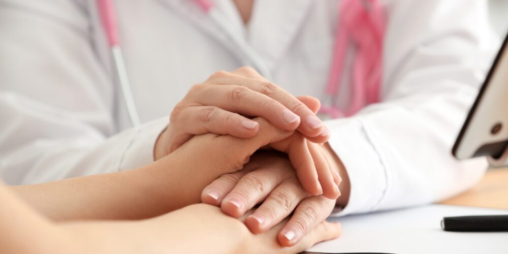 Mujer recibiendo apoyo emocional durante el tratamiento del cáncer de mama metastásico.