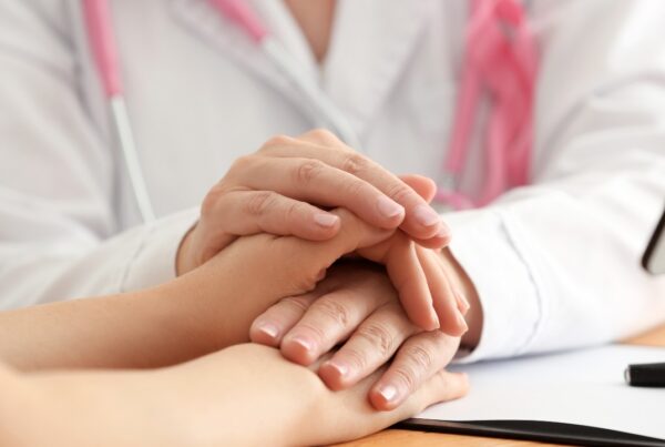 Mujer recibiendo apoyo emocional durante el tratamiento del cáncer de mama metastásico.