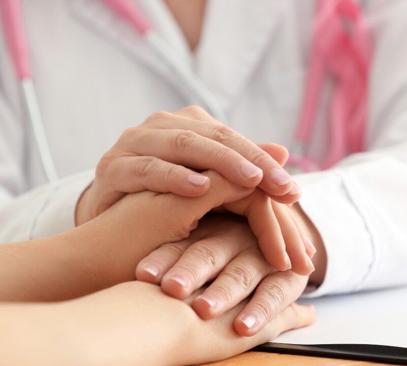 Mujer recibiendo apoyo emocional durante el tratamiento del cáncer de mama metastásico.
