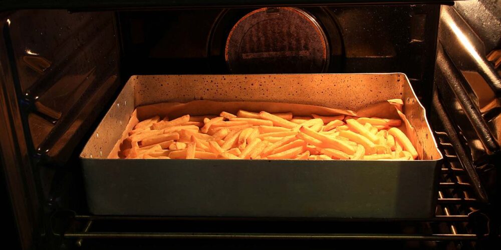 Papas fritas recién horneadas, ejemplo de formación de acrilamida en alimentos.