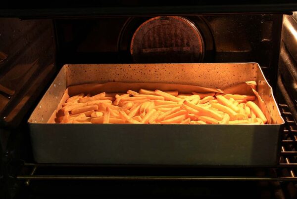 Papas fritas recién horneadas, ejemplo de formación de acrilamida en alimentos.