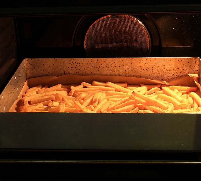 Papas fritas recién horneadas, ejemplo de formación de acrilamida en alimentos.