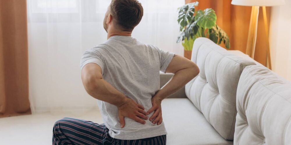 Persona realizando ejercicio de fuerza para reducir el catastrofismo ante el dolor