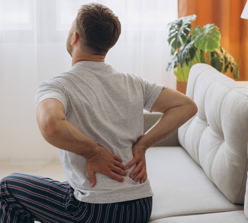 Persona realizando ejercicio de fuerza para reducir el catastrofismo ante el dolor