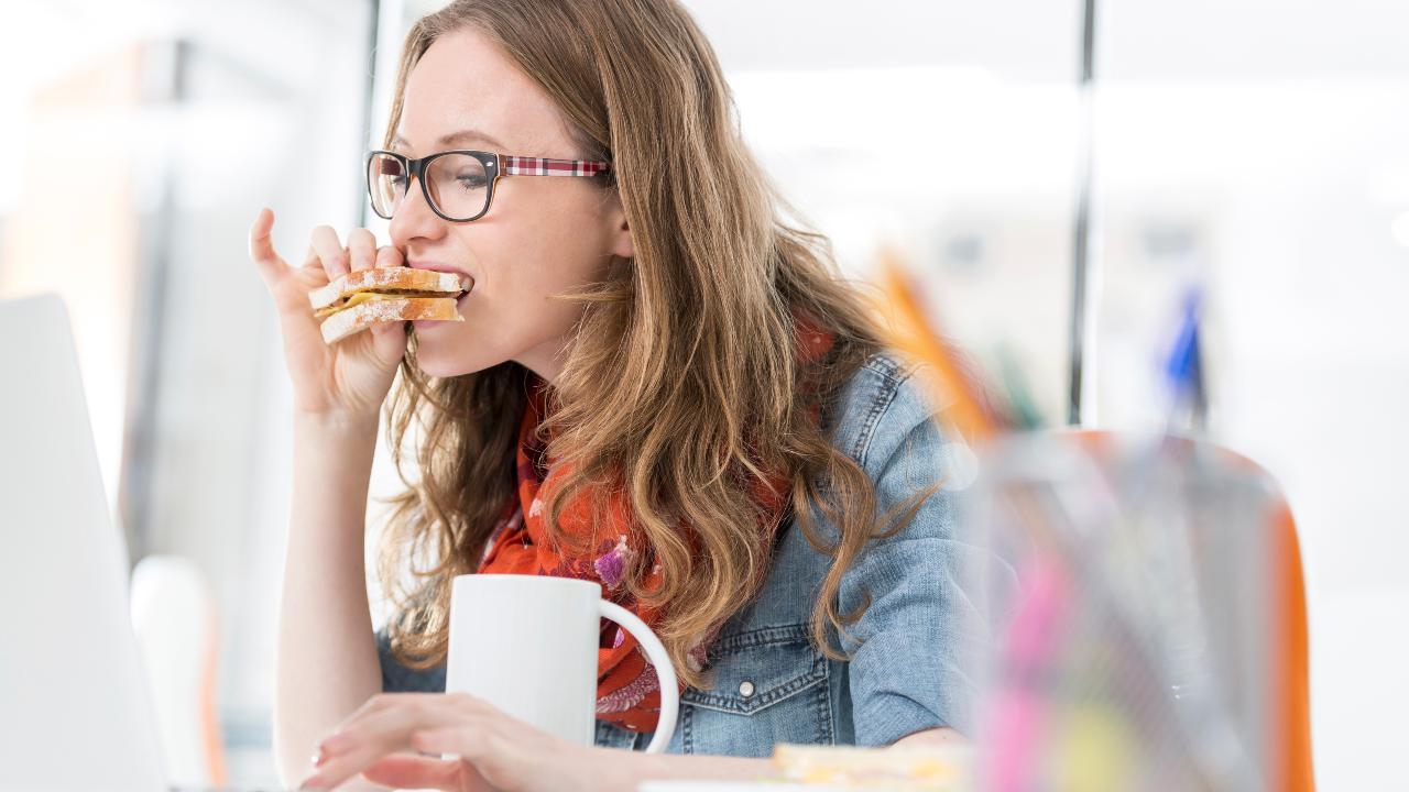 Comer frente a la computadora afecta a tu digestión