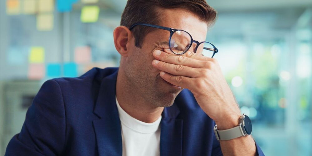 Ilustración de retina con destellos típicos de migraña ocular.