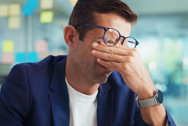 Ilustración de retina con destellos típicos de migraña ocular.