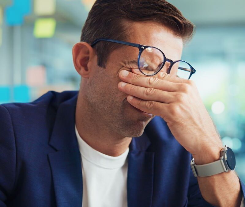 Ilustración de retina con destellos típicos de migraña ocular.