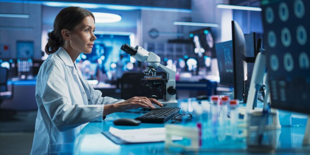 Investigadores analizando muestras tumorales en un laboratorio de oncología.
