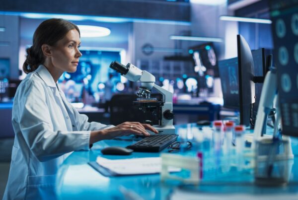 Investigadores analizando muestras tumorales en un laboratorio de oncología.