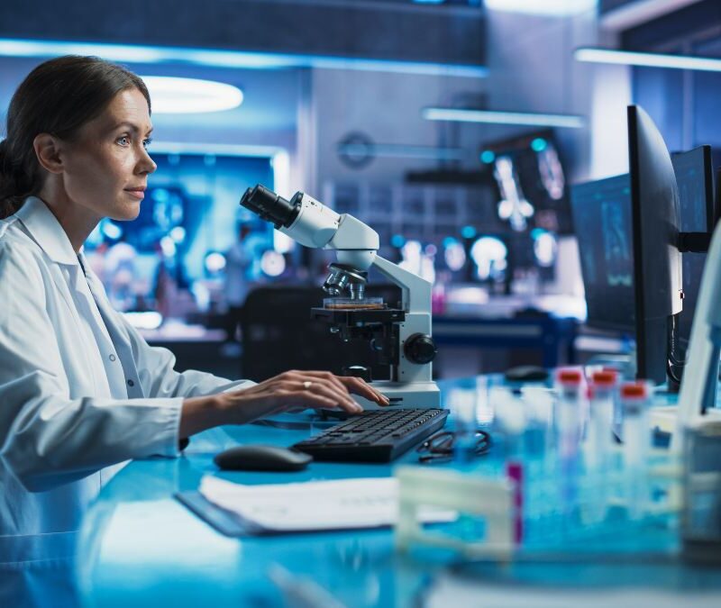 Investigadores analizando muestras tumorales en un laboratorio de oncología.