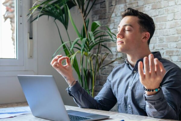 Persona practicando mindfulness para reducir el estrés crónico