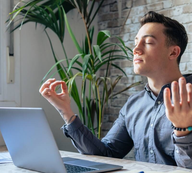 Persona practicando mindfulness para reducir el estrés crónico