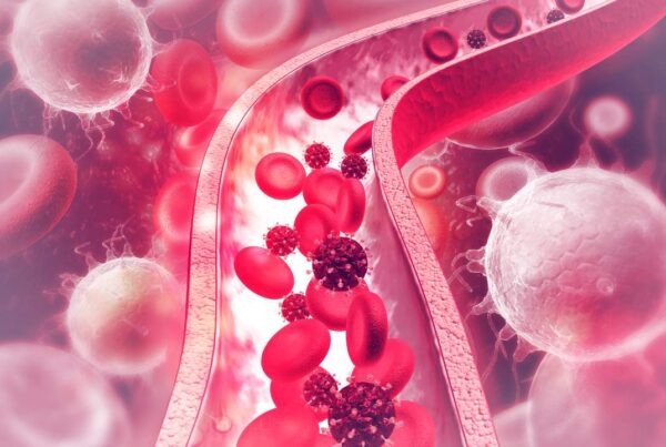 Ilustración de células cancerosas desplazándose por vasos sanguíneos hacia otros órganos