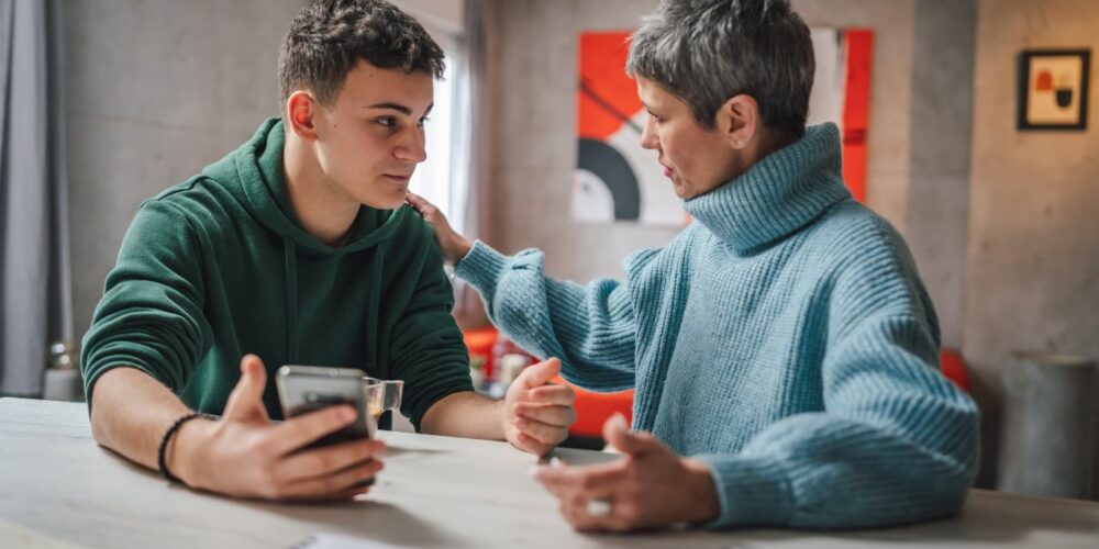 Padres conversando con su adolescente en un ambiente tranquilo y cercano.