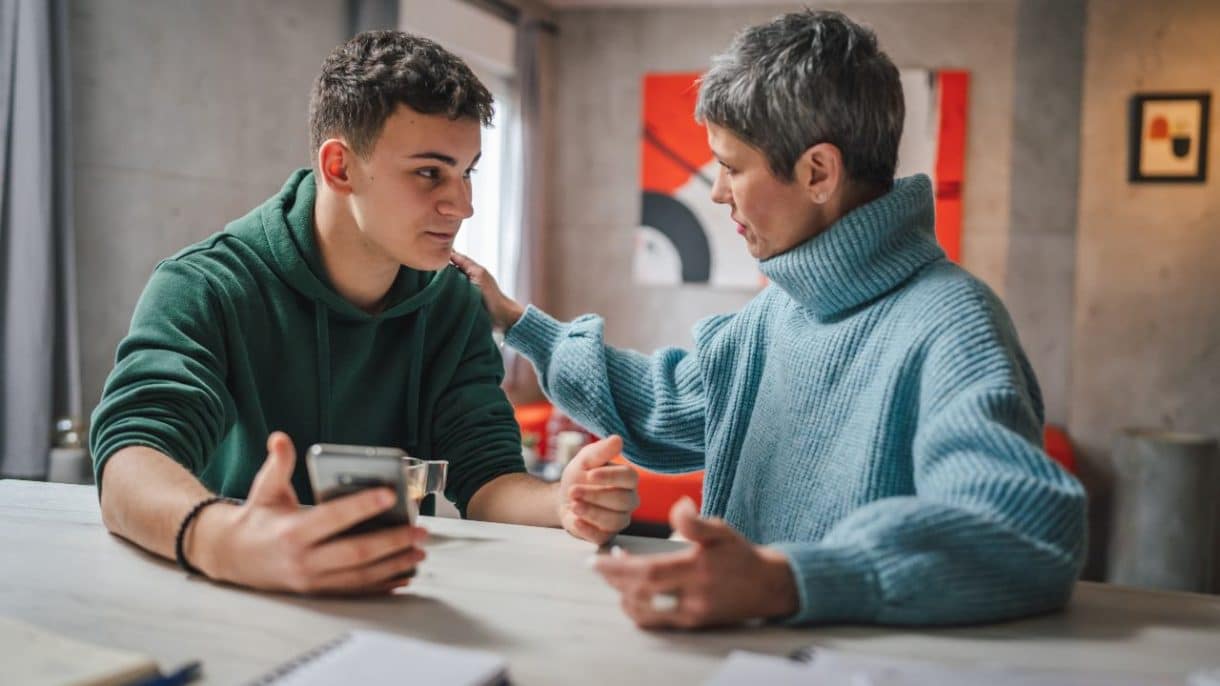 Padres conversando con su adolescente en un ambiente tranquilo y cercano.