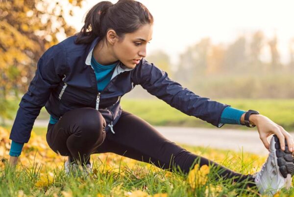 Persona realizando estiramientos.