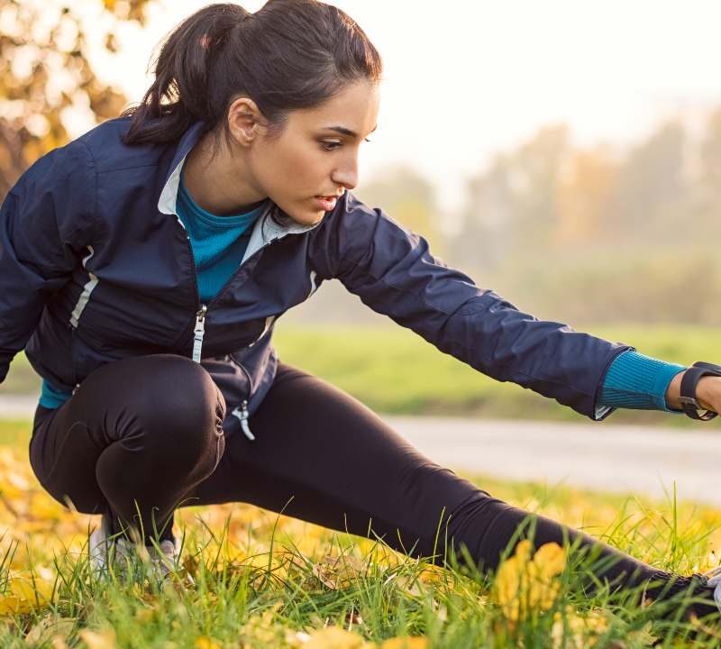 Persona realizando estiramientos.