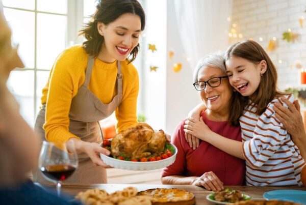 Mesa familiar de Thanksgiving mostrando unión y gratitud auténtica