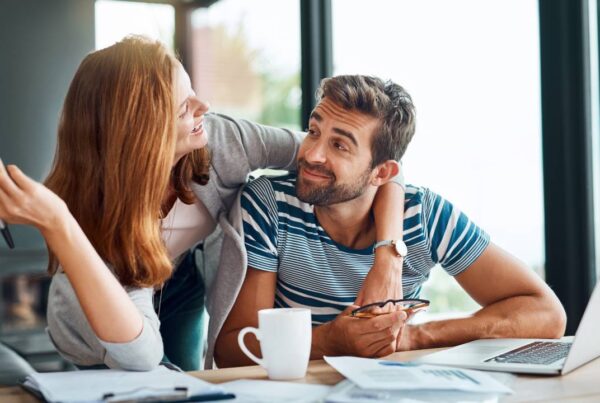 Pareja decidiendo si es el momento de tener un hijo.