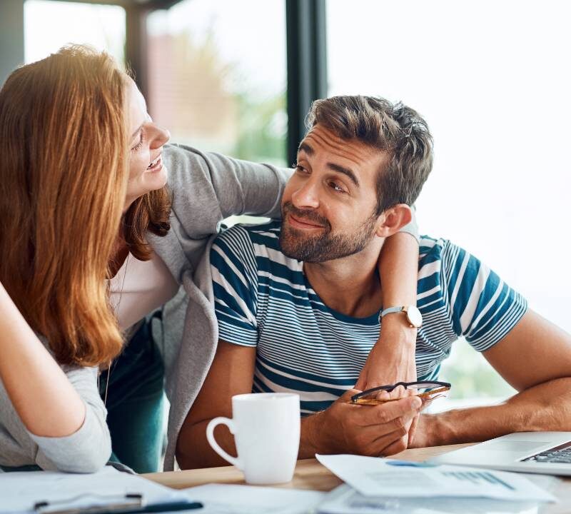 Pareja decidiendo si es el momento de tener un hijo.