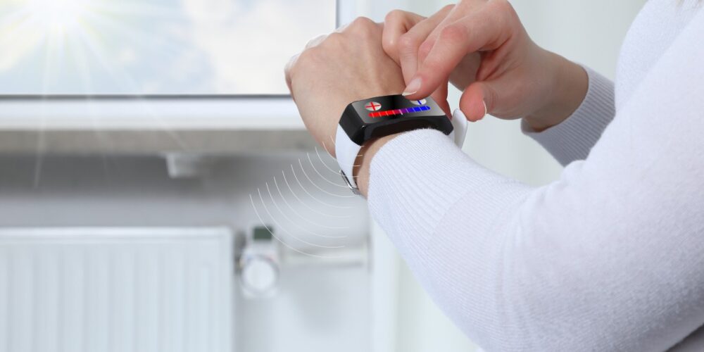 Reloj inteligente midiendo la temperatura de la piel en paciente con trastorno bipolar