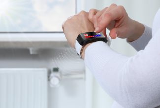 Reloj inteligente midiendo la temperatura de la piel en paciente con trastorno bipolar