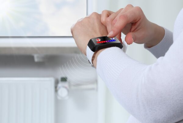 Reloj inteligente midiendo la temperatura de la piel en paciente con trastorno bipolar