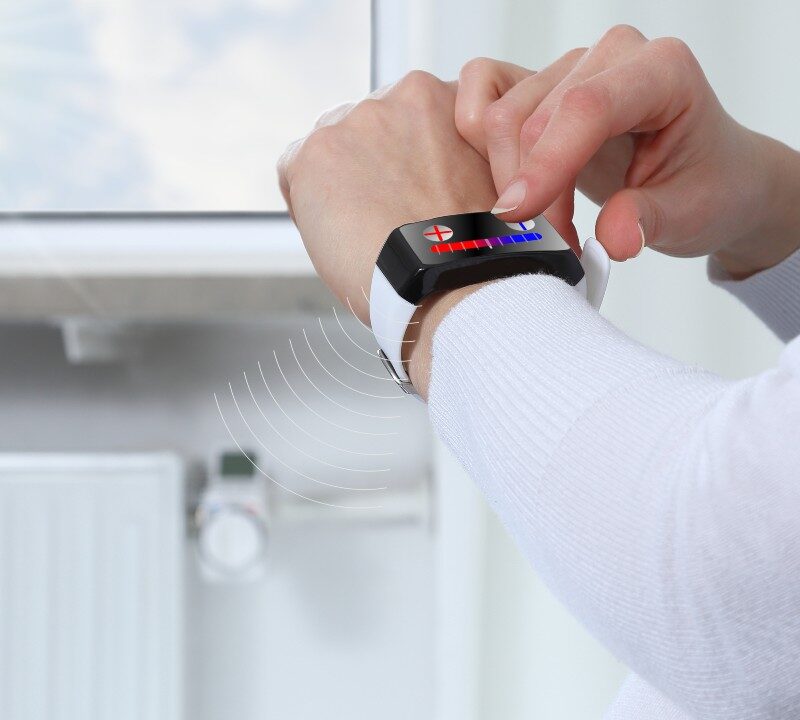 Reloj inteligente midiendo la temperatura de la piel en paciente con trastorno bipolar