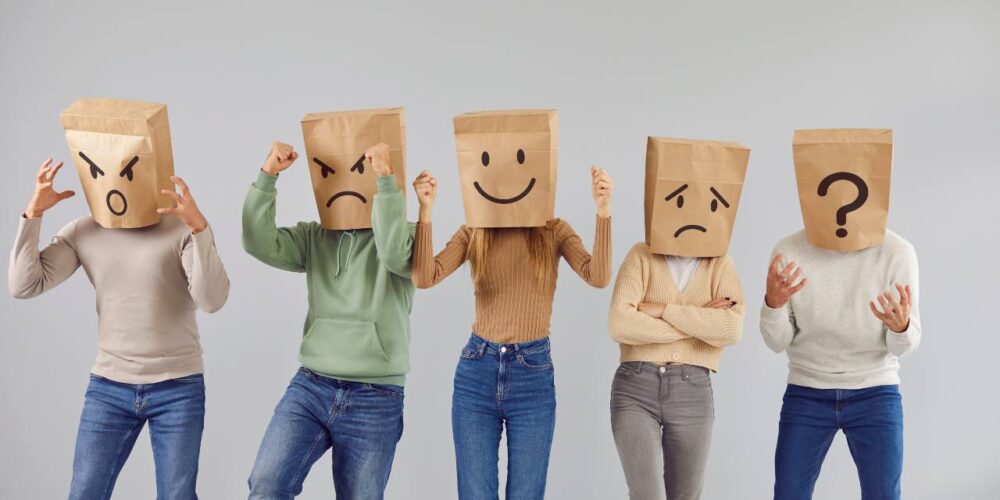 mujer adulta practicando técnicas para manejar las emociones en la vida diaria