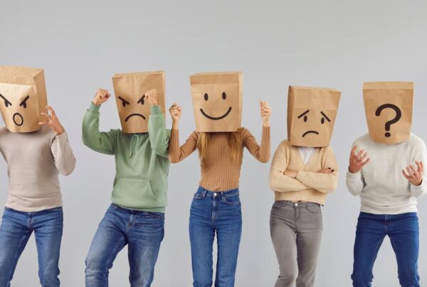 mujer adulta practicando técnicas para manejar las emociones en la vida diaria