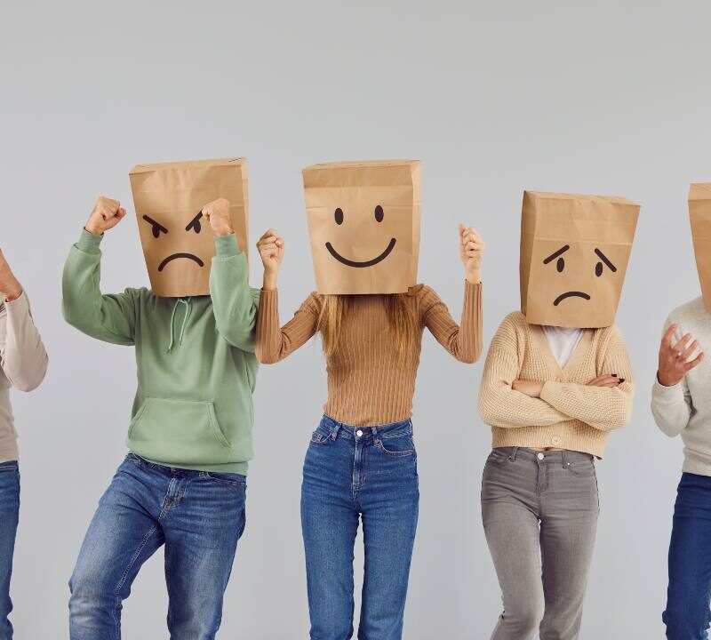 mujer adulta practicando técnicas para manejar las emociones en la vida diaria