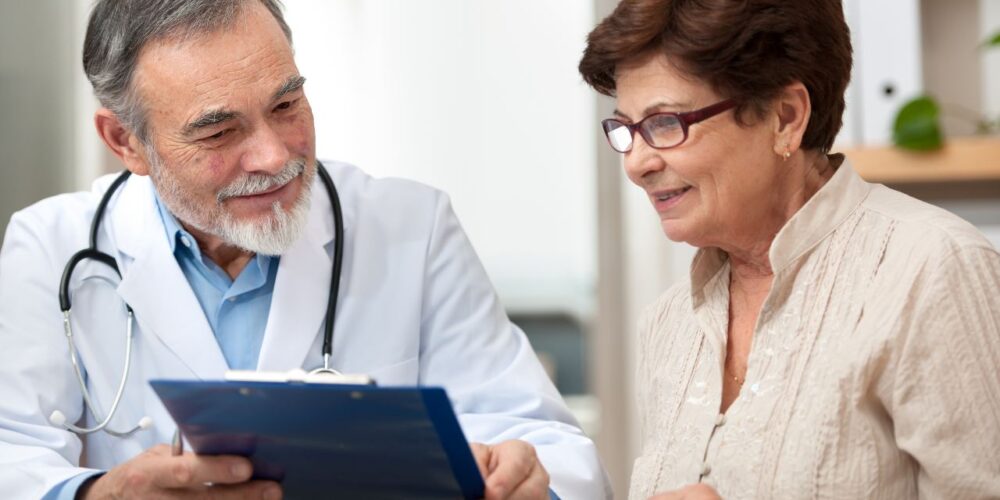 Médico explicando los síntomas y la prevención del ictus a un paciente