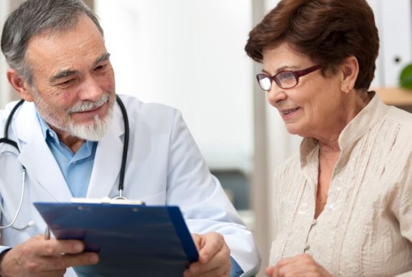 Médico explicando los síntomas y la prevención del ictus a un paciente