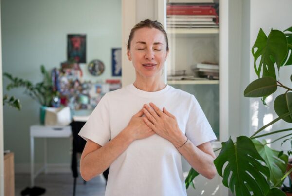 Persona practicando respiración profunda para convertir la emoción en un gesto