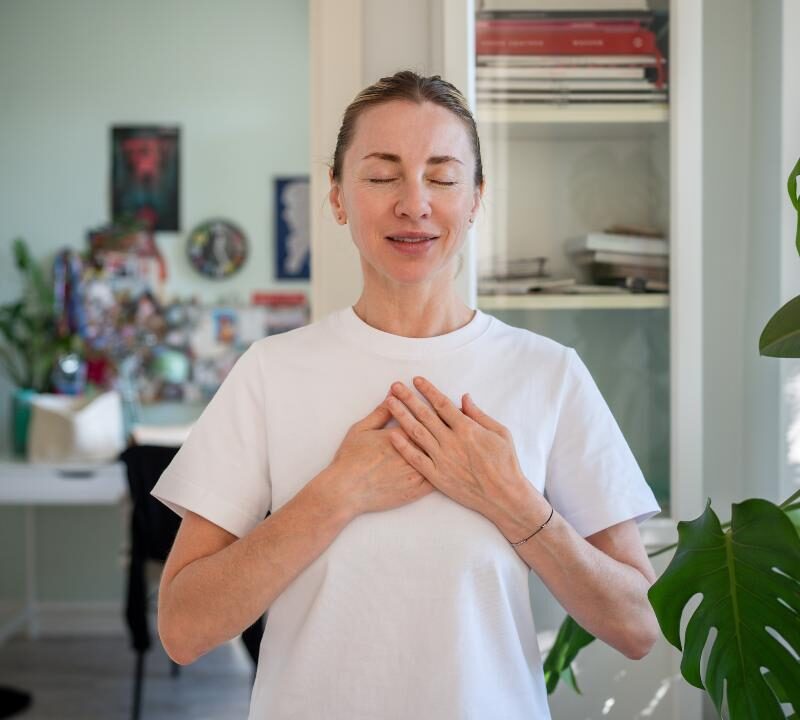 Persona practicando respiración profunda para convertir la emoción en un gesto